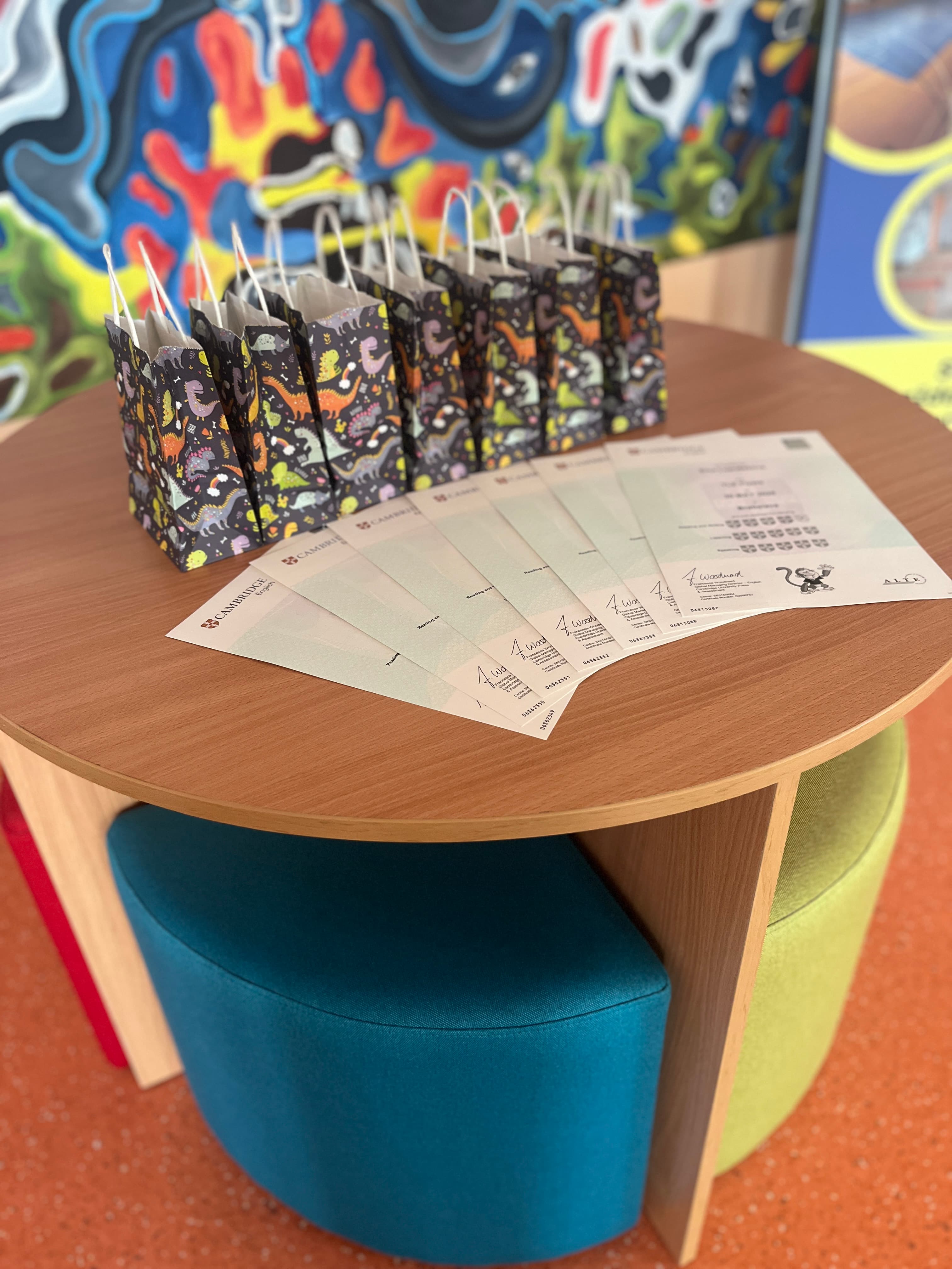 Certifikáty na stole