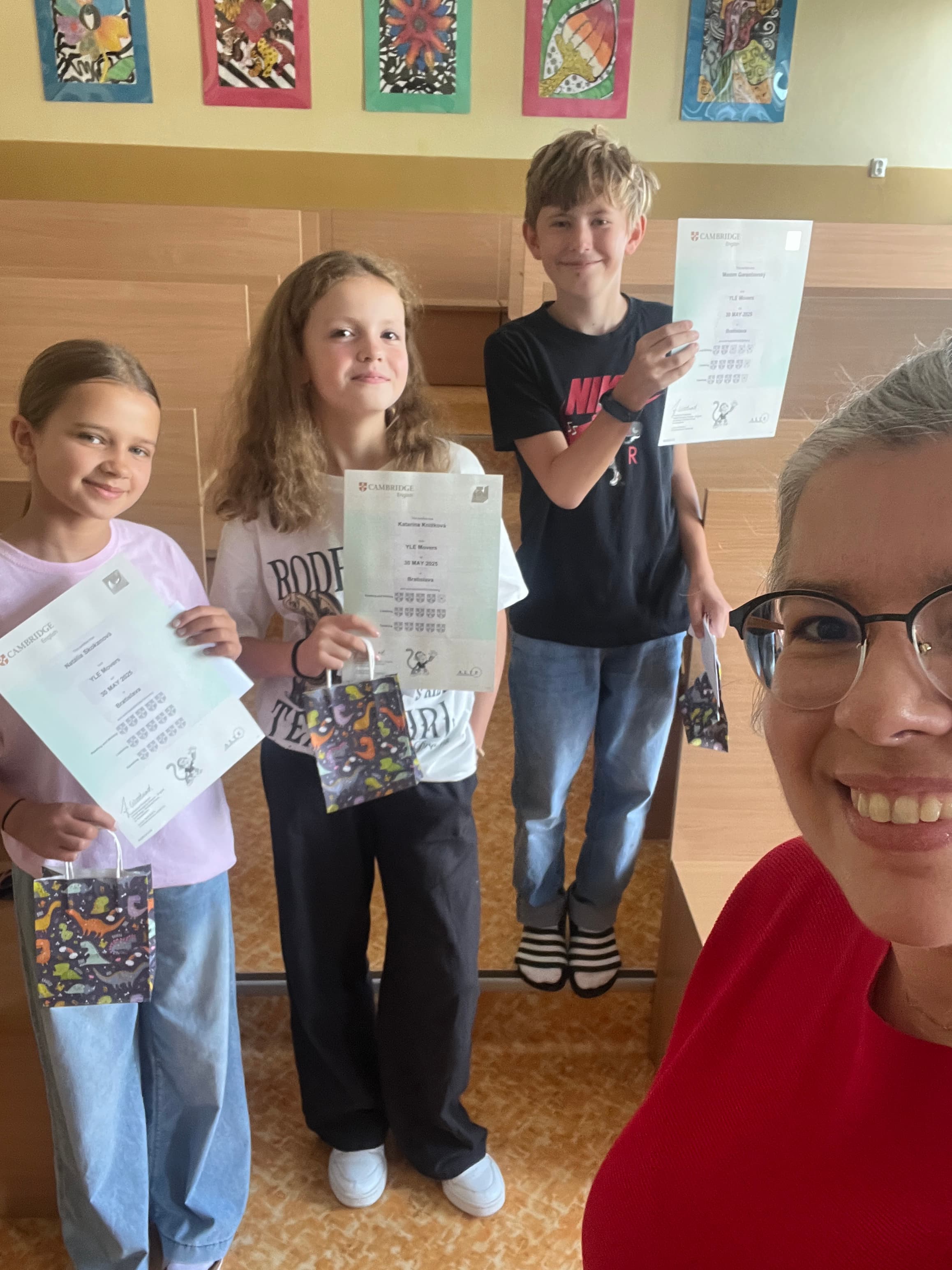 Janka s deťmi na hodine